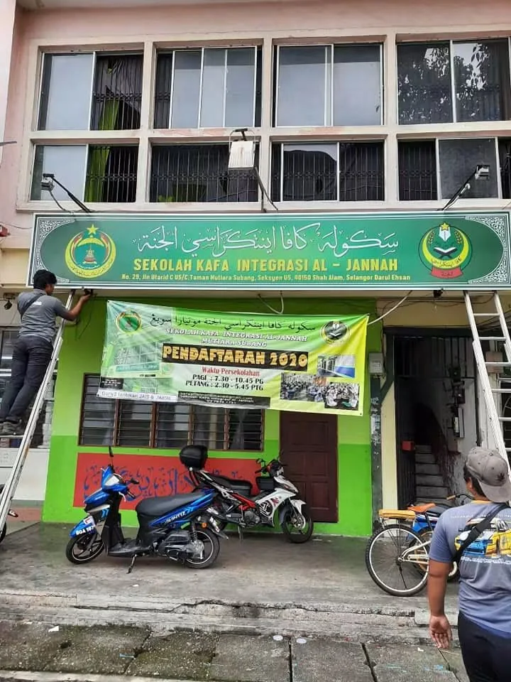 Banner pendaftaran sekolah — hasil kerja Citra Minda