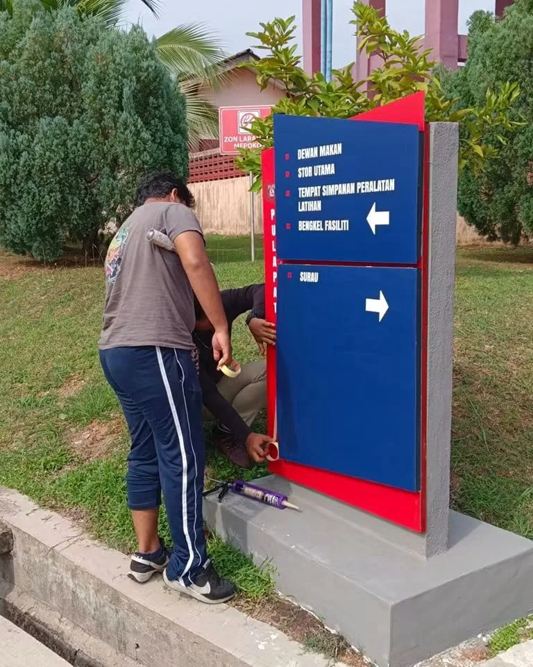 Papan tanda arah — hasil kerja Citra Minda